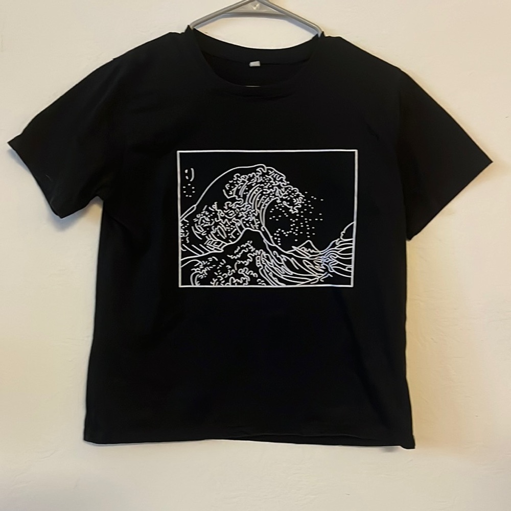 Vintage-inspired Wave Graphic Black T-Shirt